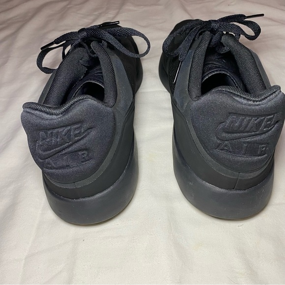 Black Nike Air Running Shoes - Picture 2 of 12